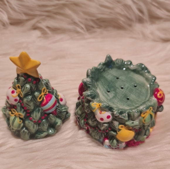 Vintage Design Christmas Tree Salt & Pepper Shaker Stack - Picture 2 of 7